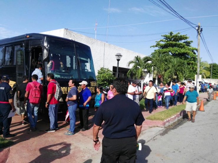 Los llevan gratis a Mérida para que emplaquen sus autos