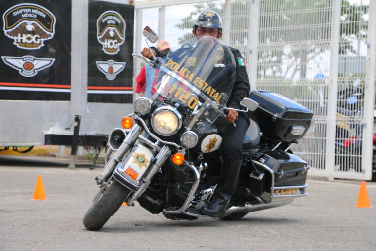 Policías de la SSP demuestran habilidades en sus Harley Davidson