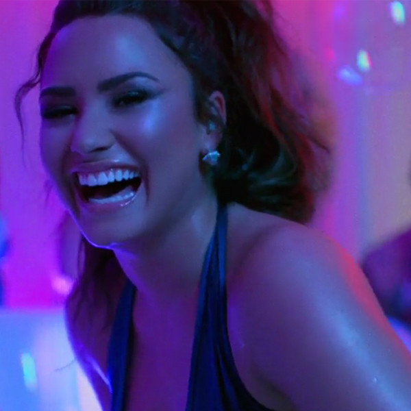 Demi Lovato festeja en el videoclip de Sorry Not Sorry