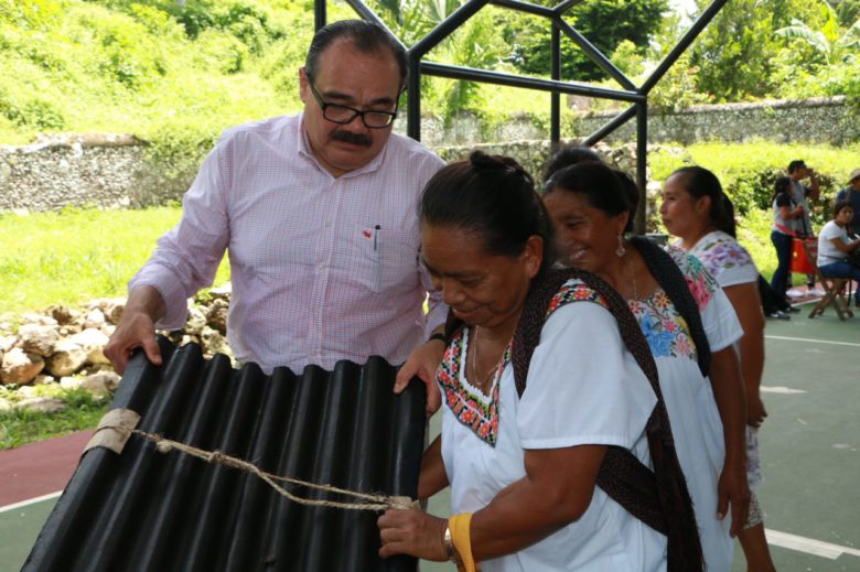 Ramírez Marín entrega apoyos y anuncia programa para impulsar a las artesanas