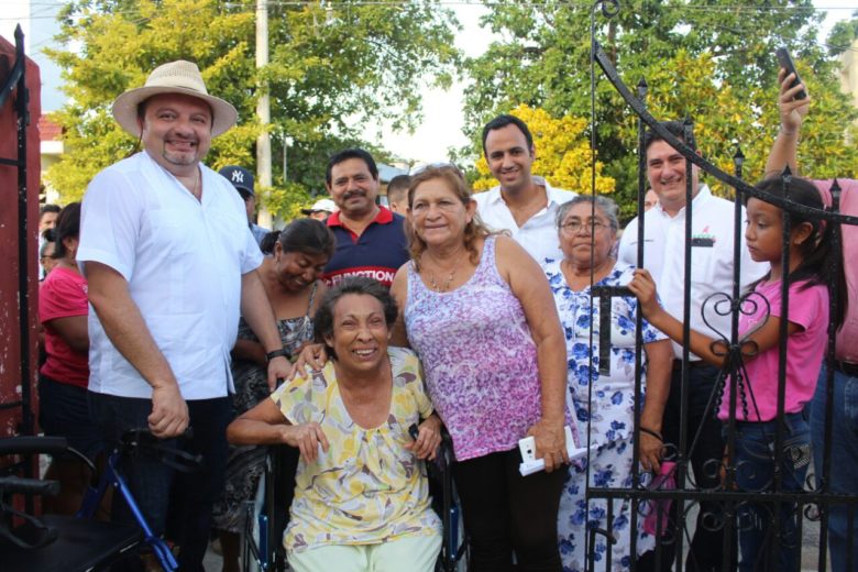 Panchito” Torres atiende a vecinos de la colonia Morelos Oriente