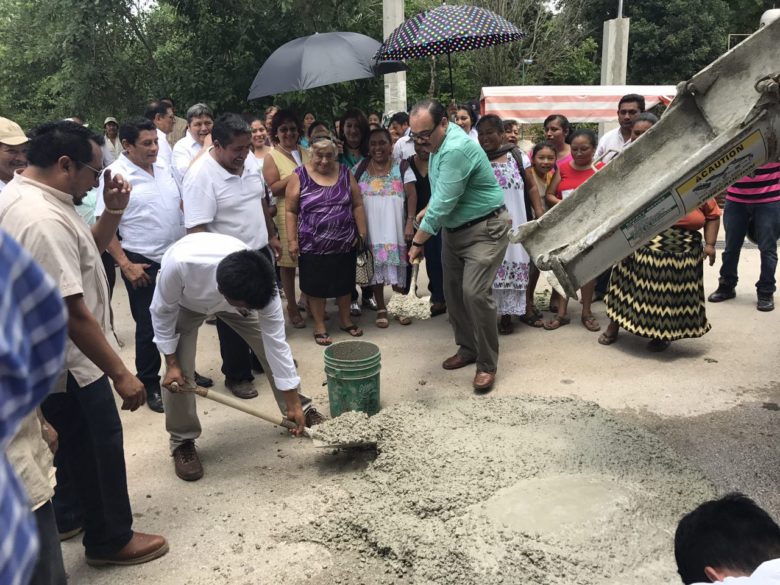 Ramírez Marín lleva apoyos al poniente de Yucatán