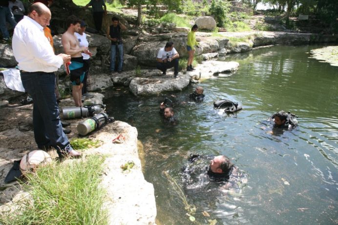 Limpian el cenote Xlacah, en Dzibilchaltún