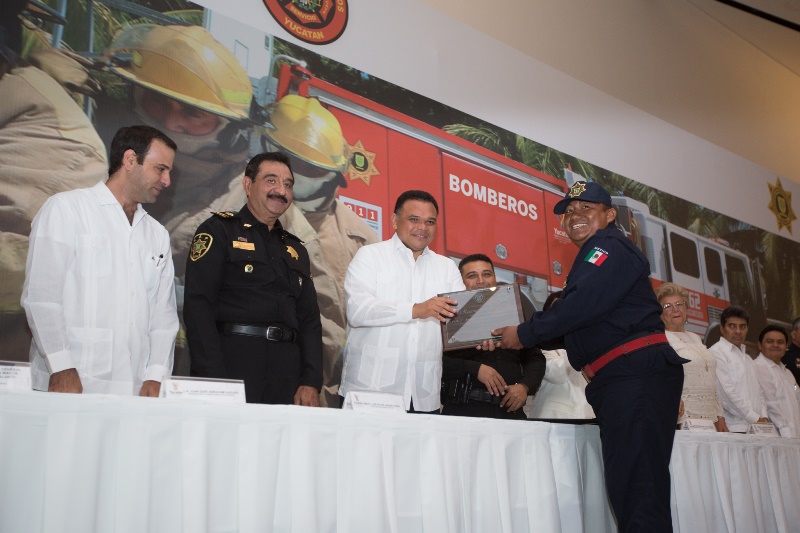 Rolando Zapata encabeza festejos por el Día del Bombero