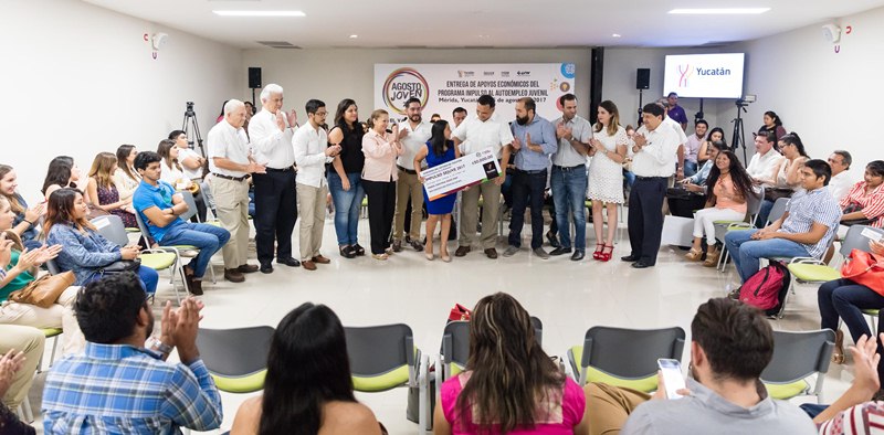 Rolando Zapata entrega créditos de Impulso al Autoempleo.