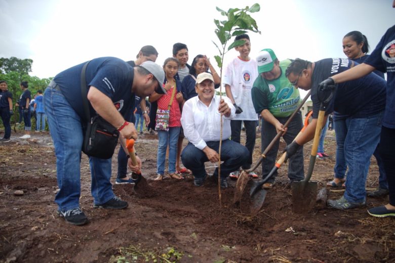 Berlín Montero encabeza jornada de limpieza y reforestación en Tizimín