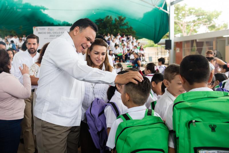 Bienestar Escolar dota de uniformes, zapatos, mochila y útiles a miles de estudiantes