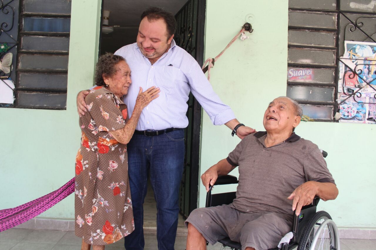 “Panchito” Torres visita a vecinos del oriente de Mérida