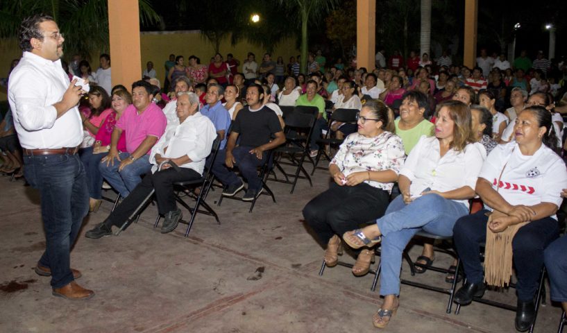 Presidente del PRI sostiene encuentro con militantes de Ixil