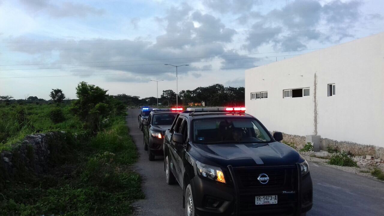 Sorprenden a policías transportando cervezas en su patrulla