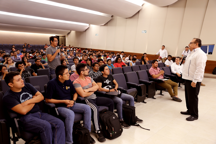 Titular de Sefoe dialoga con universitarios sobre economía