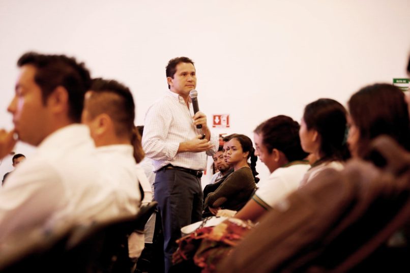 Encuentro de Mauricio Sahuí con universitarios