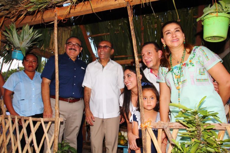 Ramírez Marín recorre muestra de altares de Hanal Pixán