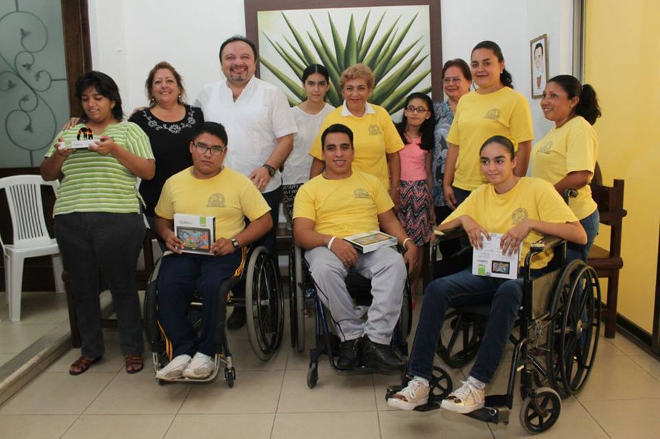 «Panchito» Torres se reúne con medallistas paralímpicos.