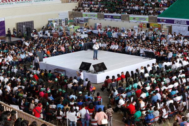 Llama Mauricio Sahuí a la juventud a no ponerse límites