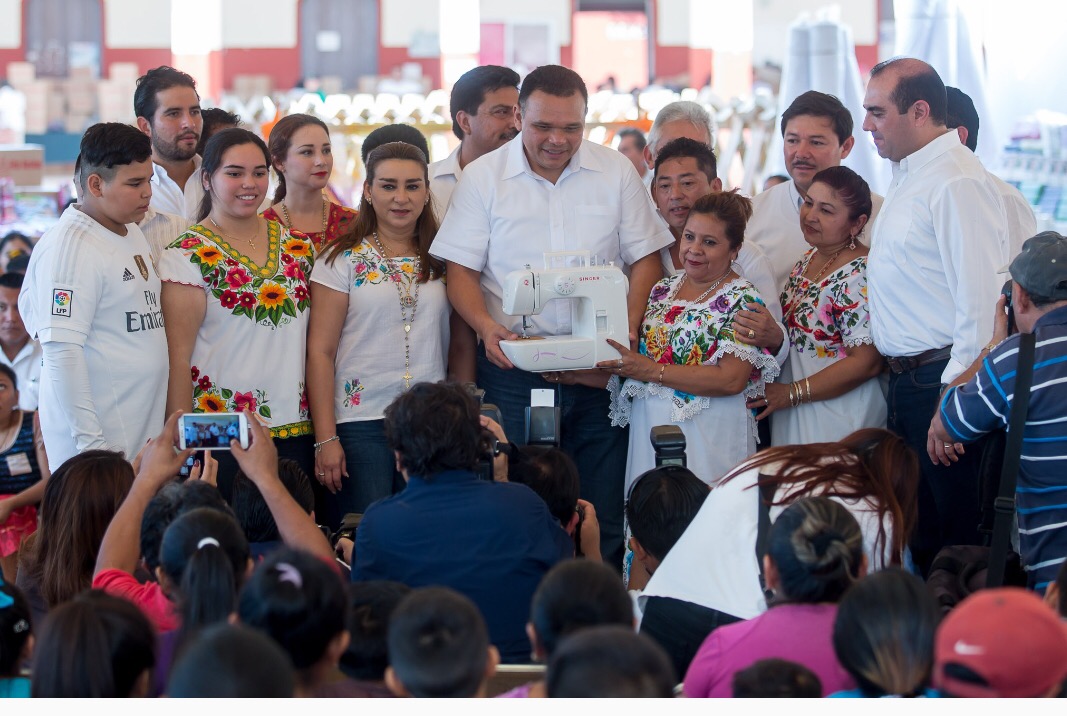 Rolando Zapata entregó apoyos en el municipio de Mama