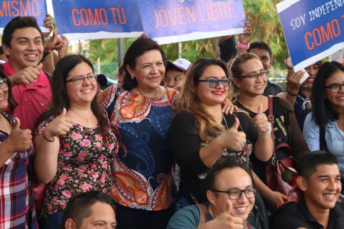 Ustedes podrán ser candidatos independientes, dice Sofía Castro a universitarios.