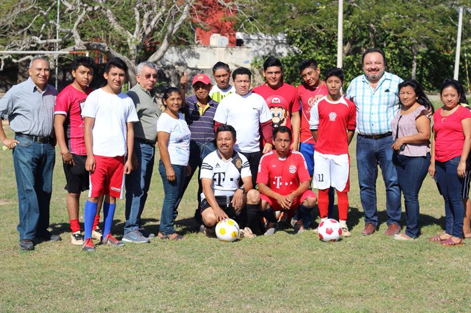 «Panchito” Torres entrega material deportivo en Santa Cruz Palomeque