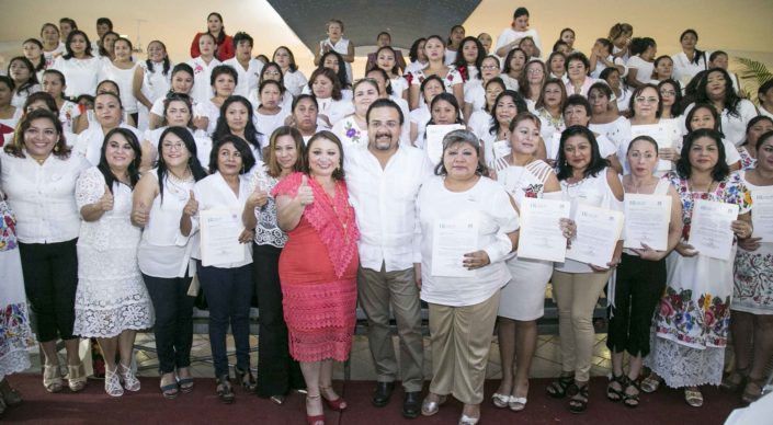 Toman protesta a representantes del Movimiento Femenil Revolucionario