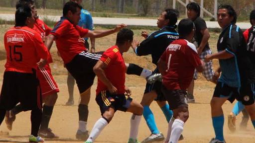 Perdonan a futbolista que agredió al entrenador rival