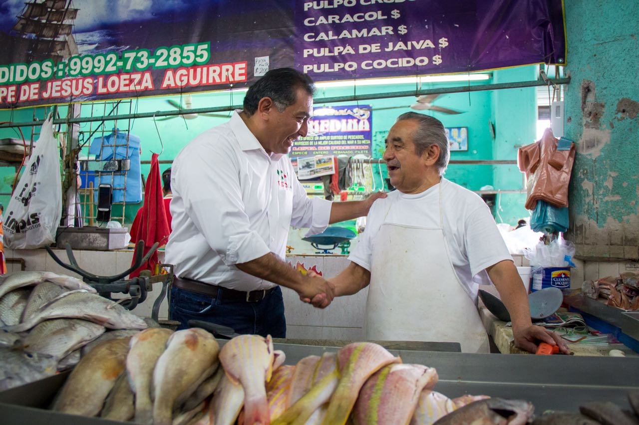 Constata Víctor Caballero carencias y abandono del mercado Lucas de Gálvez