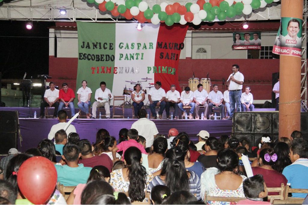 Juan José Canul asiste al inicio de campaña priísta en Tixmehuac.