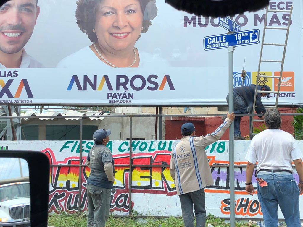 Acusan al Ayuntamiento de reparar carteleras panistas