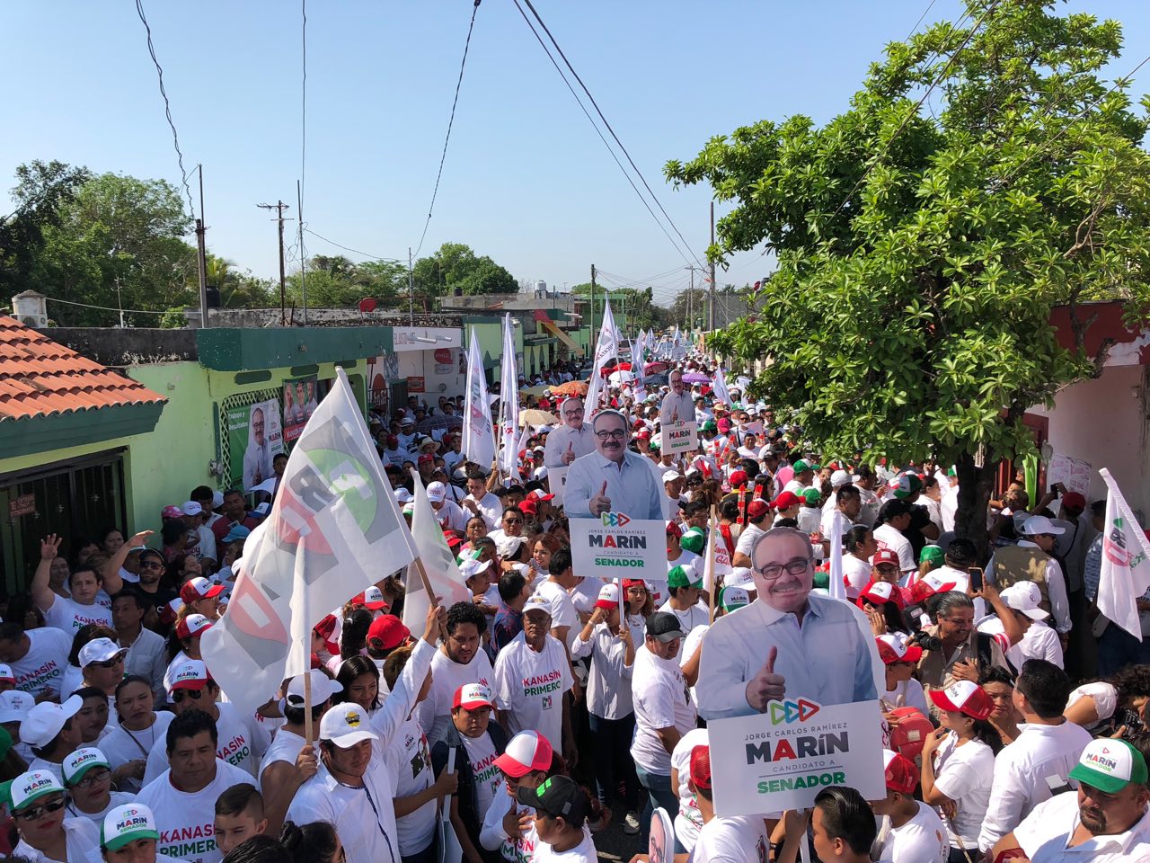 Ramírez Marín  camina con miles de simpatizantes en Kanasín