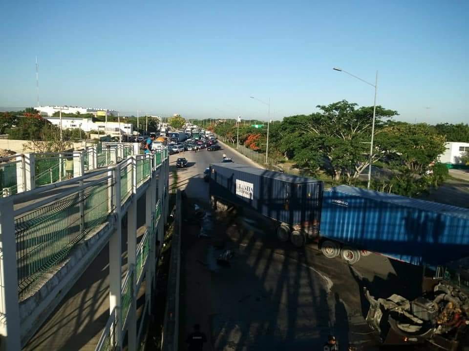 Trailer volcado desquicia el Periférico