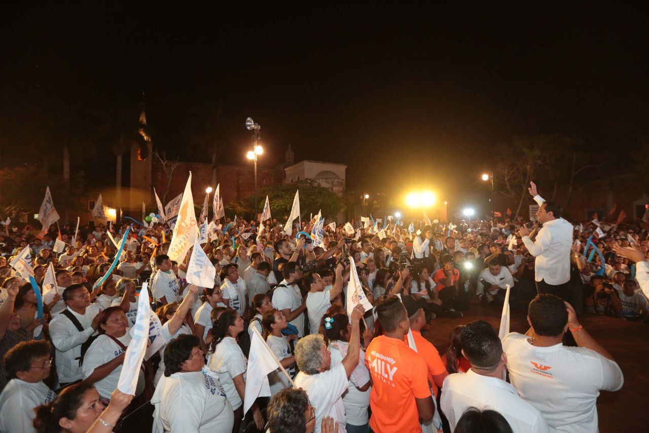 Tras el debate, Vila celebra ante 2,000 simpatizantes