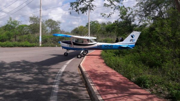 Aterriza avioneta en carretera de Yucatán