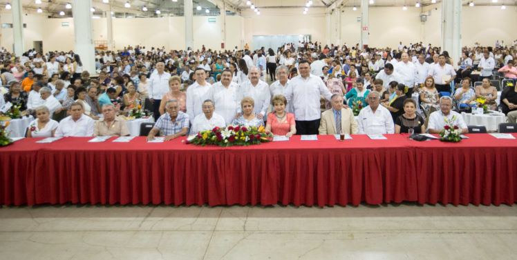 Entregan medallas y estímulos a maestros con 30, 40 y 50 años de serviciO