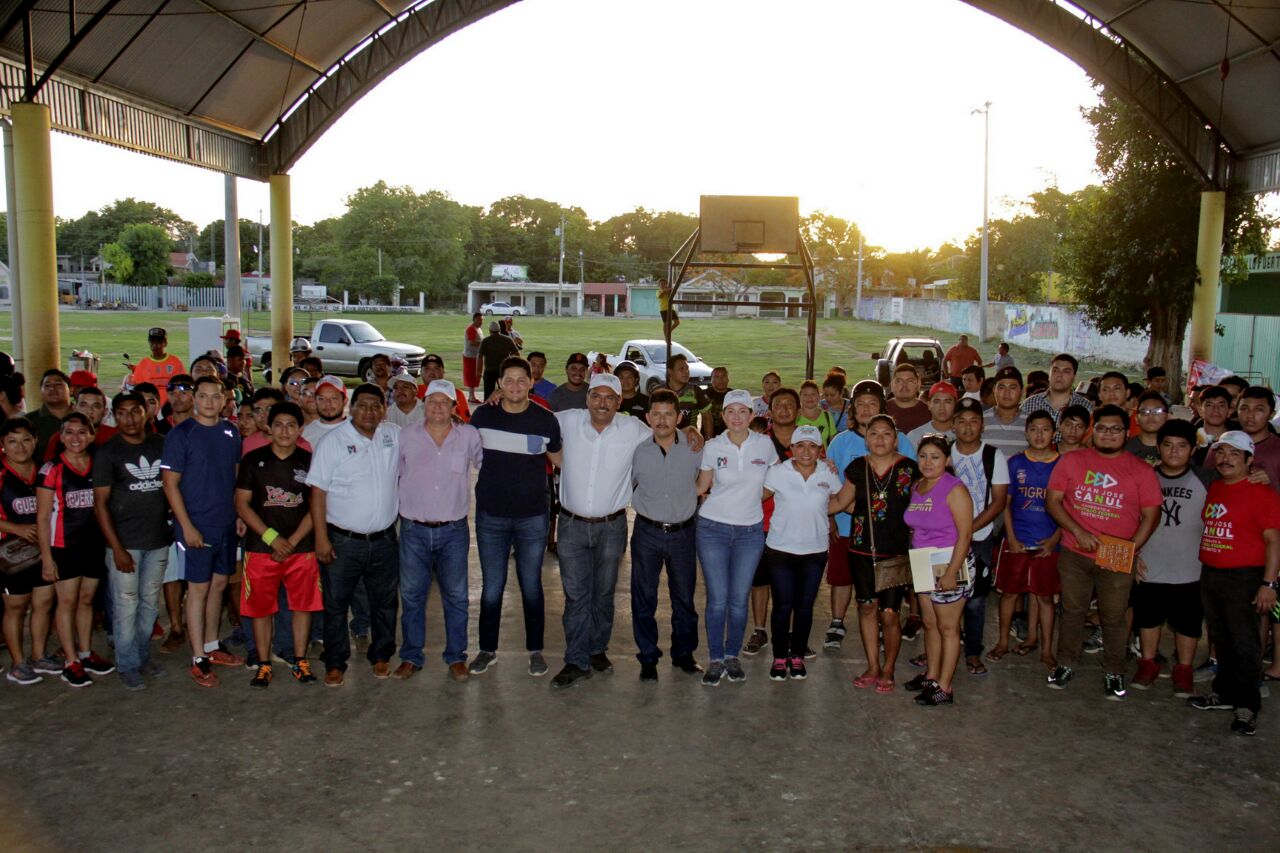 Con los jóvenes y maestros lograremos un Yucatán Primero: Juan José Canul