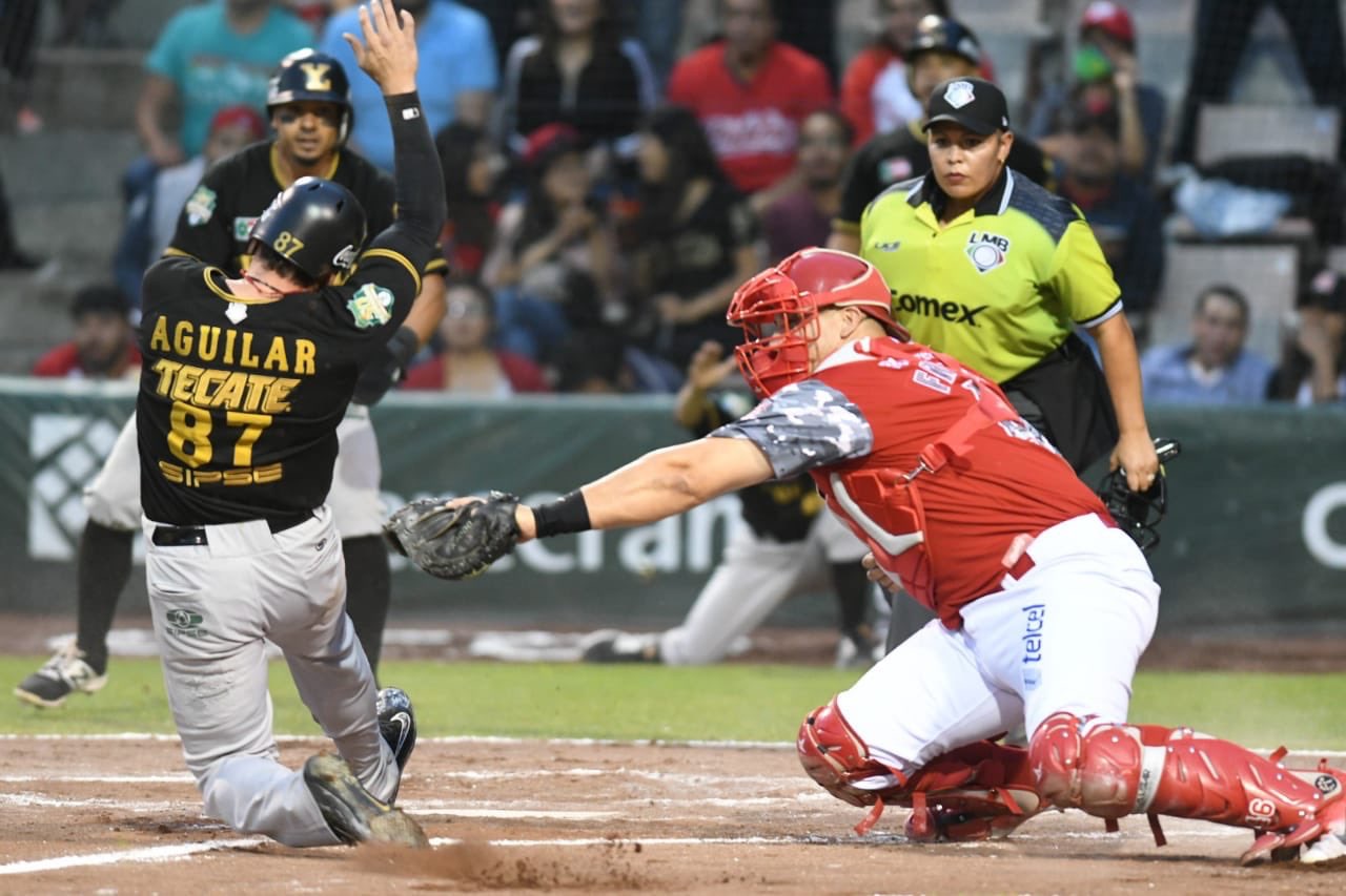 Leones vence por partida doble a los Diablos Rojos