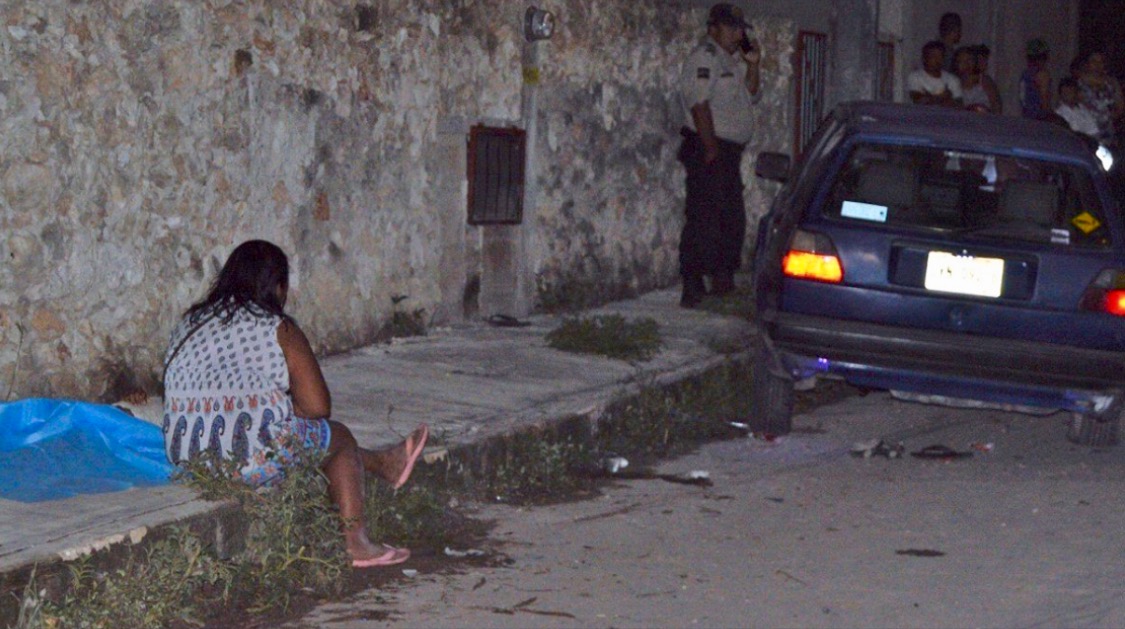 Ebrio atropella a niños que jugaban fútbol y mata a uno de ellos