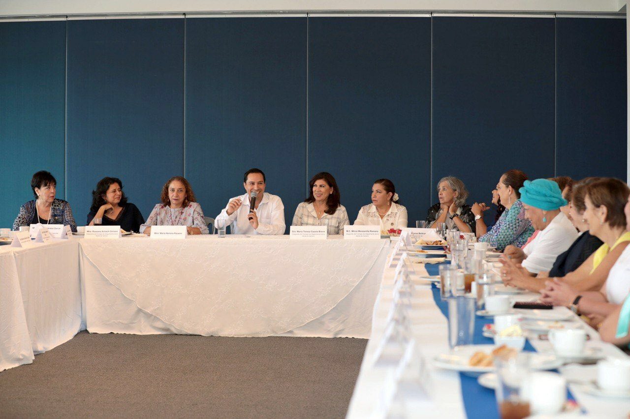 Mauricio Vila encabeza encuentro con organizaciones a favor de la mujer