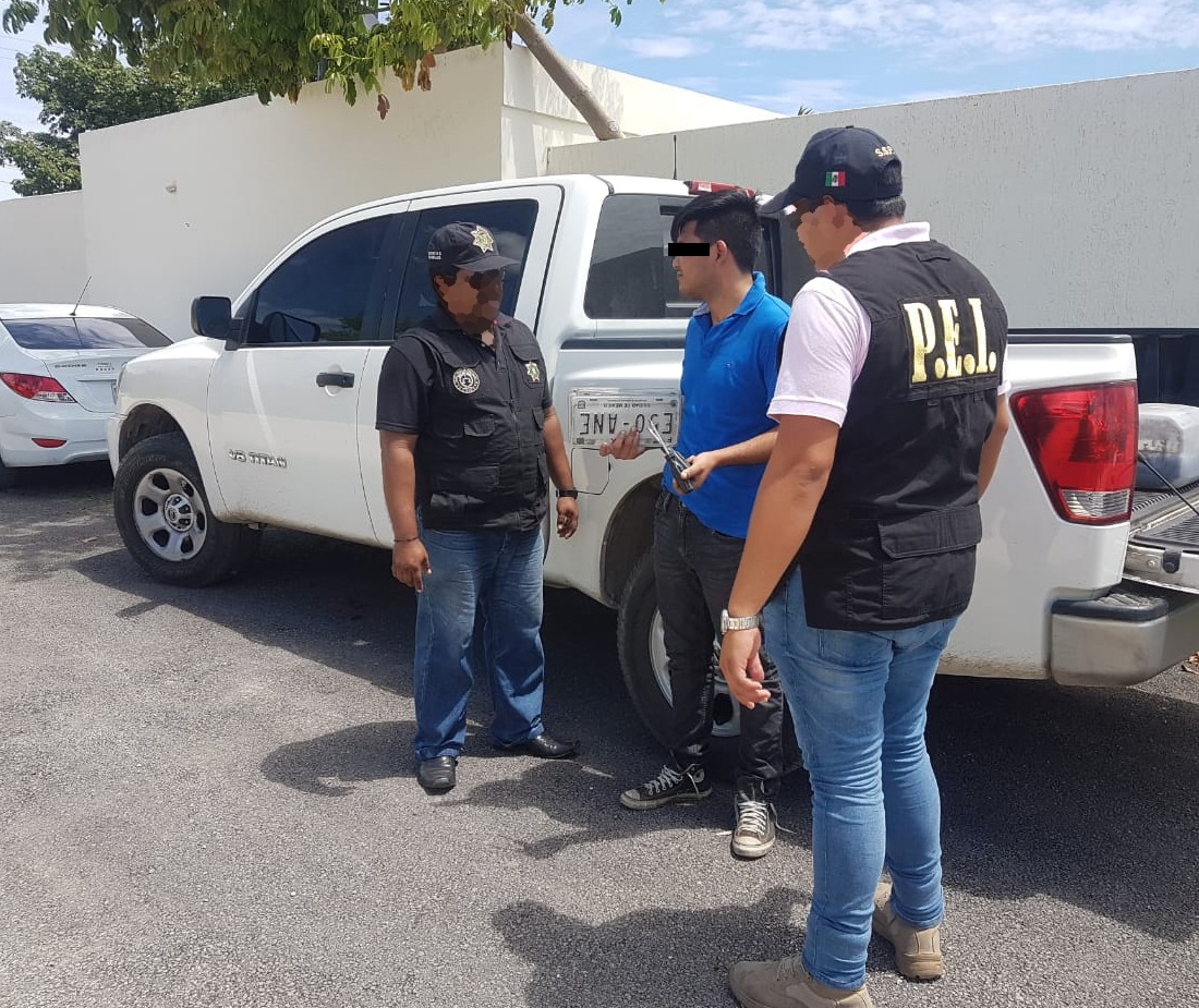 Sorprenden a tabasqueño robando placas vehiculares en Mérida