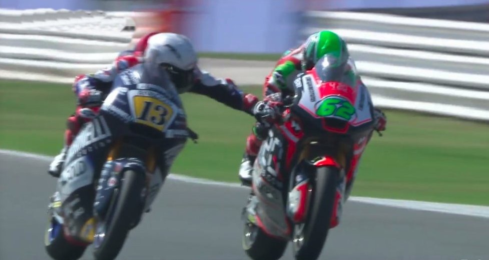 Acciona el freno de la moto de su rival en plena carrera