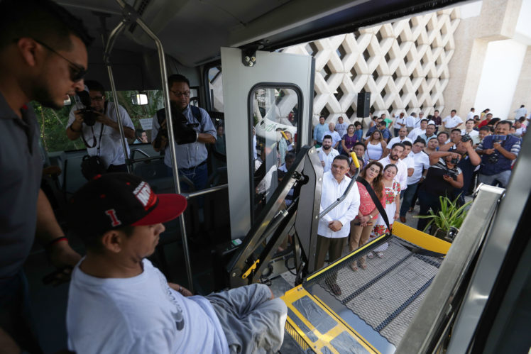 Entregan vehículos para el transporte de personas con discapacidad