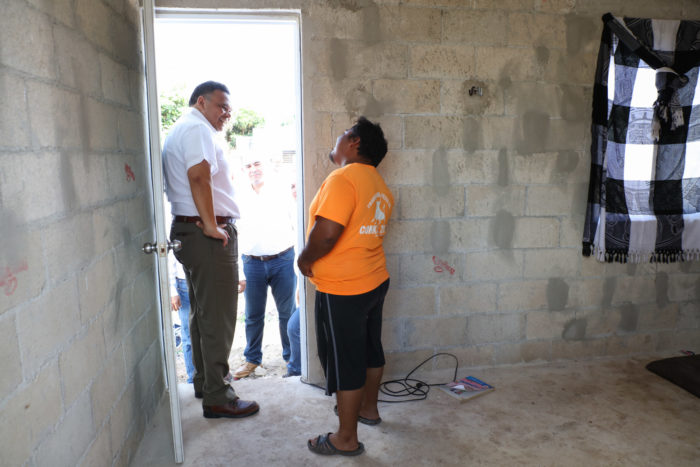 Rolando Zapata entrega 426 títulos de propiedad