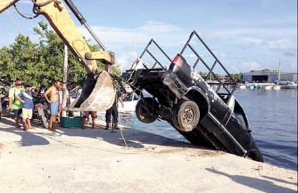 Cae camioneta al mar con un niño a bordo