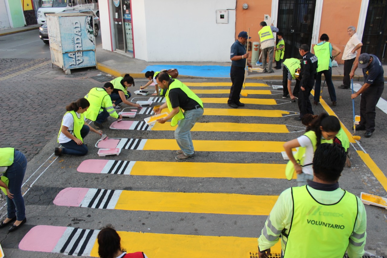 Pintan el primer paso peatonal artístico de Mérida