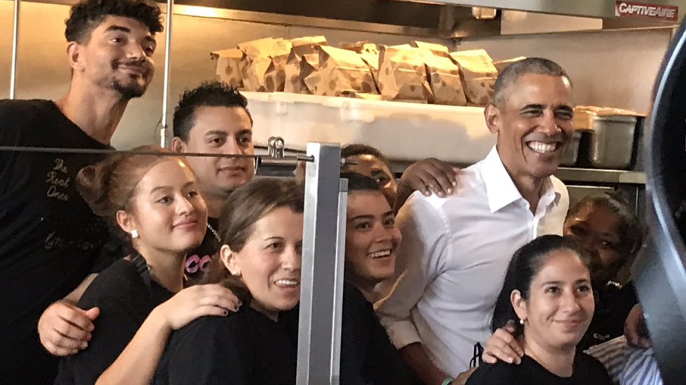 Barack Obama come tacos de cochinita