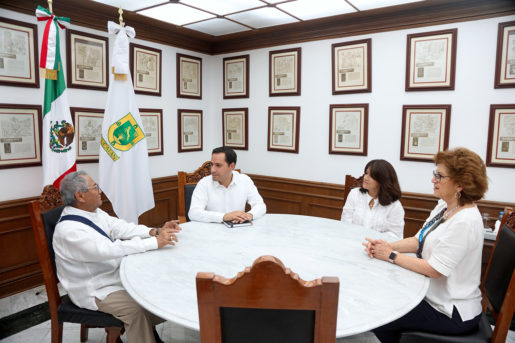 Mauricio Vila recibe al cantante Armando Manzanero