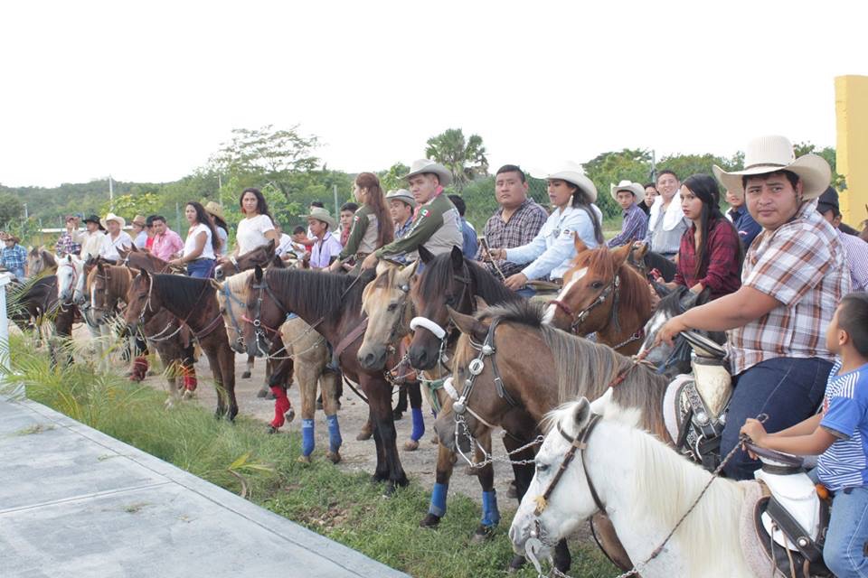 Caballo se desboca y arrolla a varias personas en Oxkutzcab