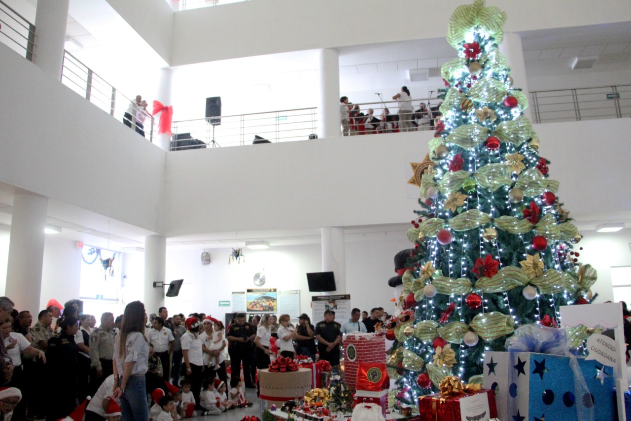 Espíritu navideño invade la SSP, con el encendido de su arbolito