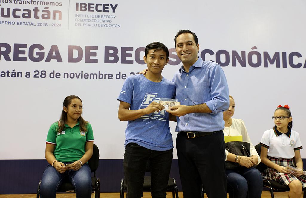 Gobierno estatal paga becas a 26 mil estudiantes yucatecos