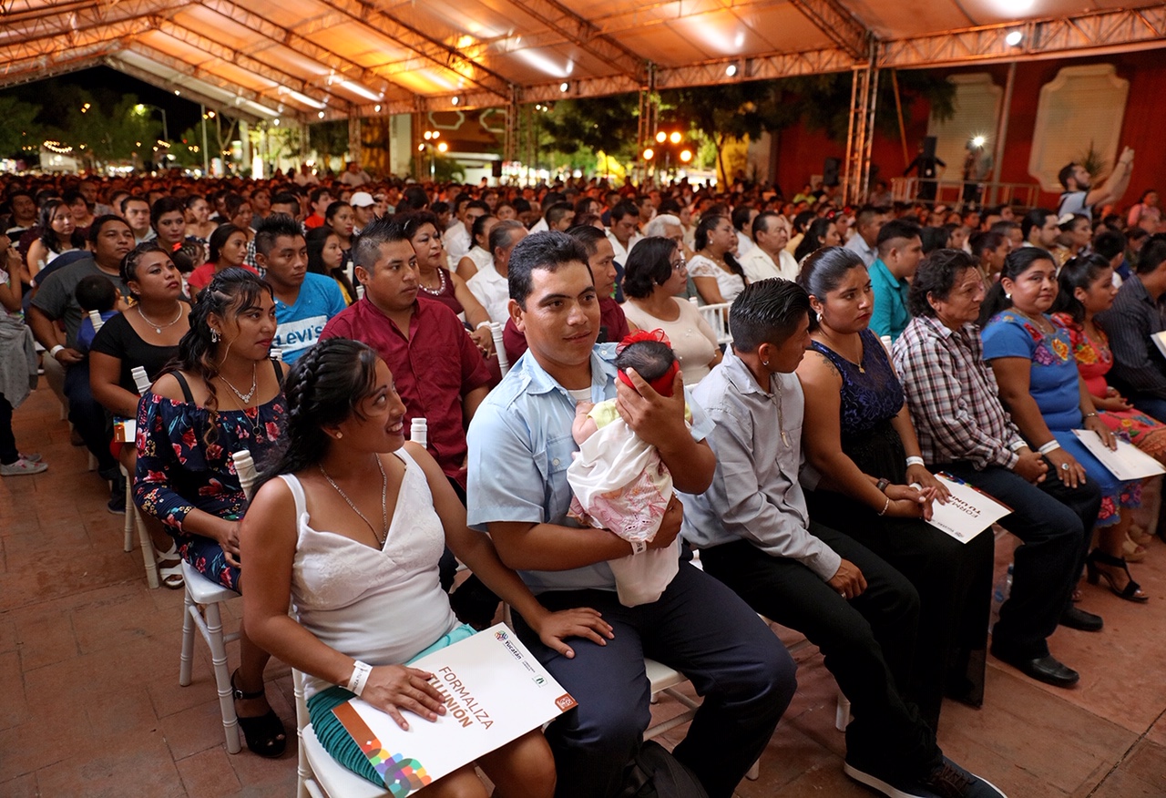 Celebran magna boda con 560 parejas en la Feria de X’matkuil.