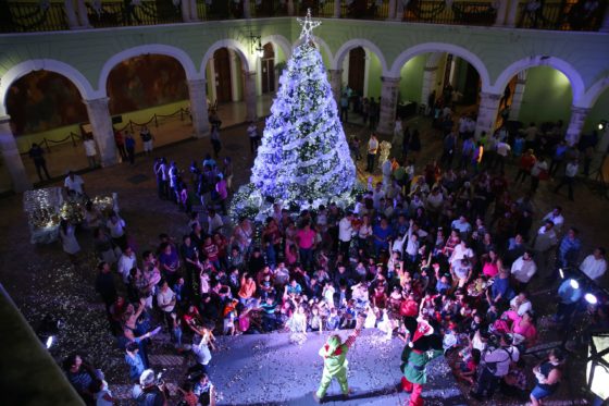 La alegría y el color de las fiestas decembrinas adornan el Palacio de Gobierno