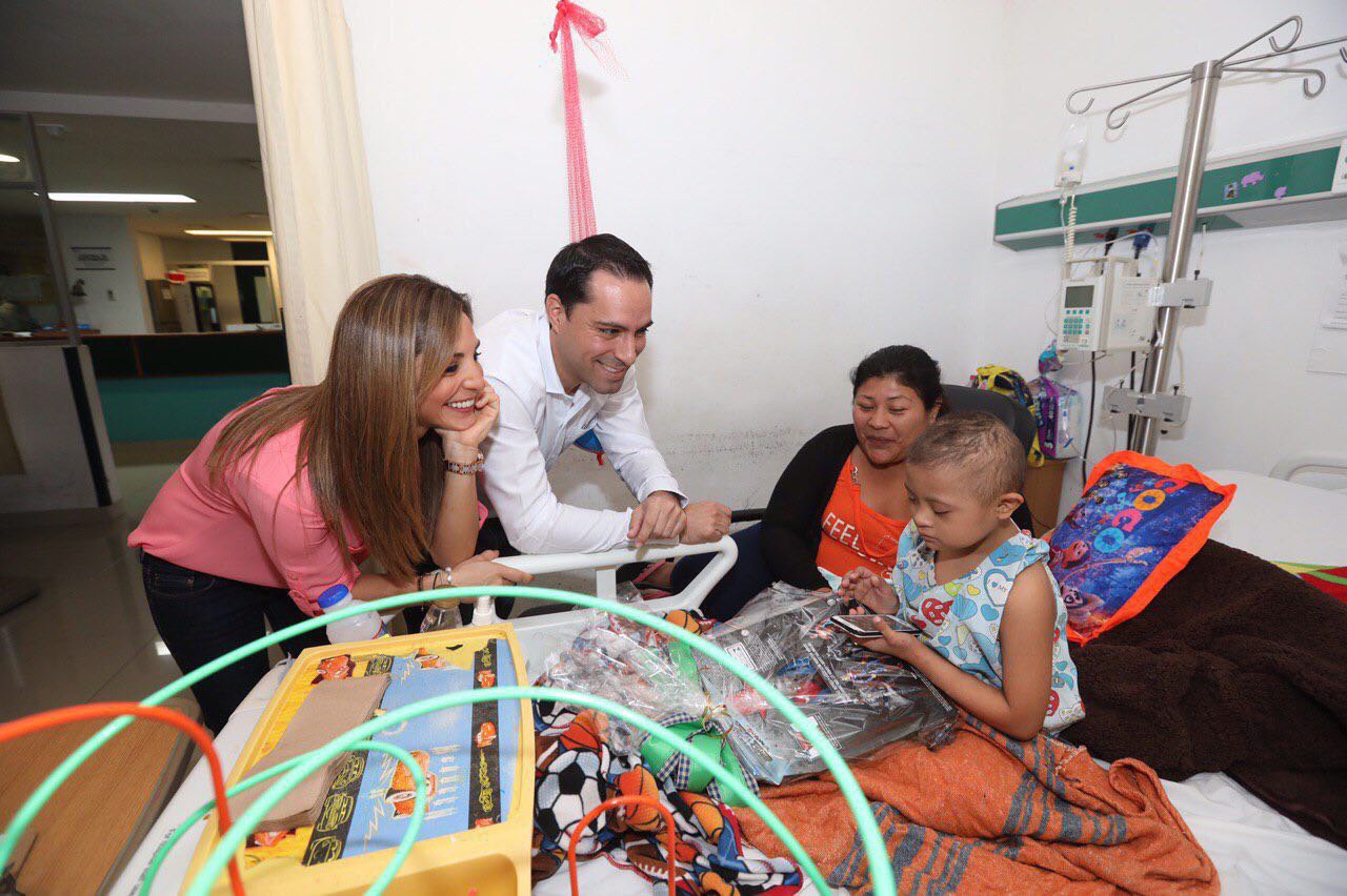 Mauricio Vila visita a niños del área de oncología del hospital “O’Horán”